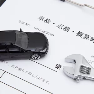 車検シールはどんな意味がある？正しく貼らないと罰金がとられることも！のサムネイル